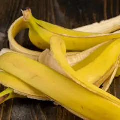 Skórki bananów na drewnianym blacie. Czy to wyjaśnia, dlaczego koty boją się bananów?