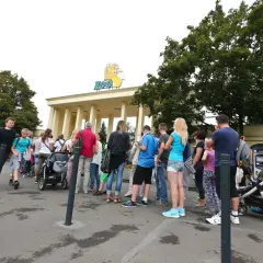 Kolejka do zoo. Zastanawiasz się, ile zarabia zoolog? Ludzie czekają na wejście, by zobaczyć zwierzęta.