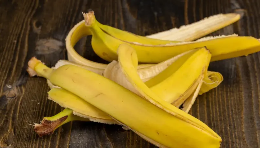 Skórki bananów na drewnianym blacie. Czy to wyjaśnia, dlaczego koty boją się bananów?