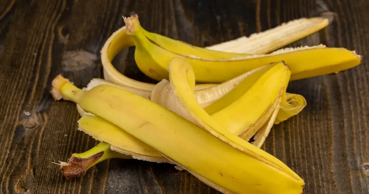 Skórki bananów na drewnianym blacie. Czy to wyjaśnia, dlaczego koty boją się bananów?