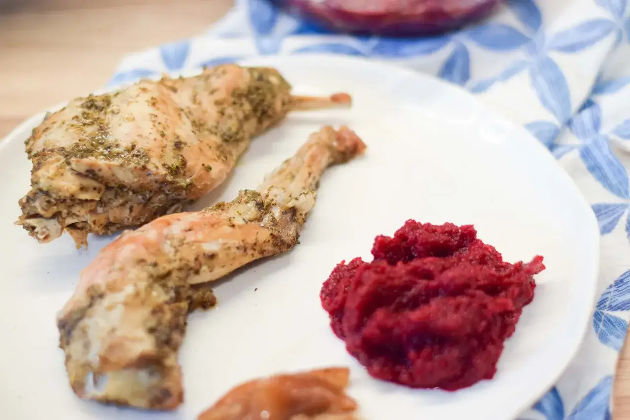 Pieczony królik z ziołami i purée z buraków. Wygląda apetycznie, więc czy królik jest zdrowy? Smacznego!